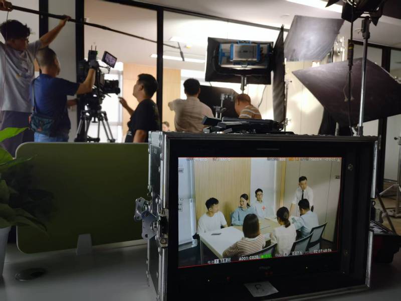 乡城县TVC拍摄公司：科技产品视觉化大师，诠释未来感与功能美学